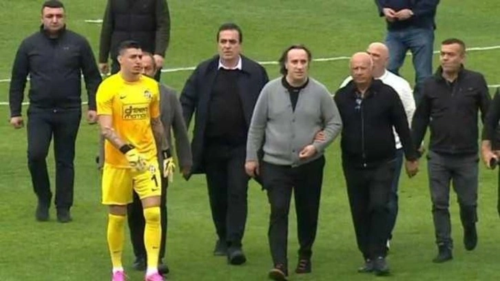 1. Lig maçında çarşı pazar karıştı! Tecrübeli futbolcu için ambulans geldi