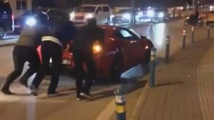 20 milyon TL'lik Ferrari yolda kaldı! Aracı vatandaşlar itti