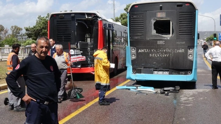 3'ü halk otobüsü, 7 aracın karıştığı kazada 8 yaralı