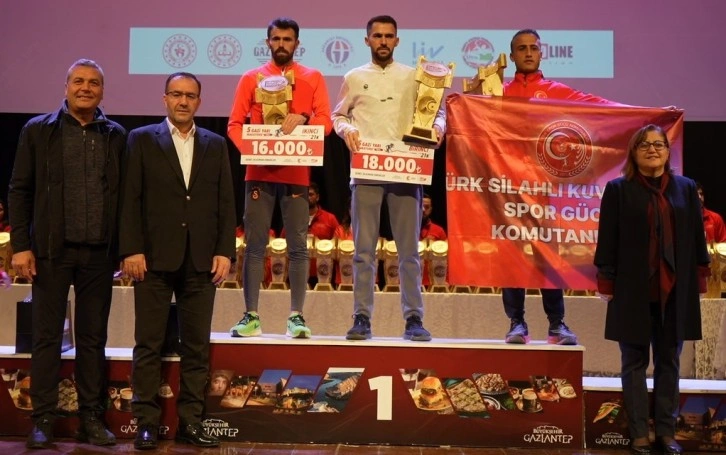 5. Gazi Yarı Maratonu’nda dereceye giren sporcular ödüllerini aldı