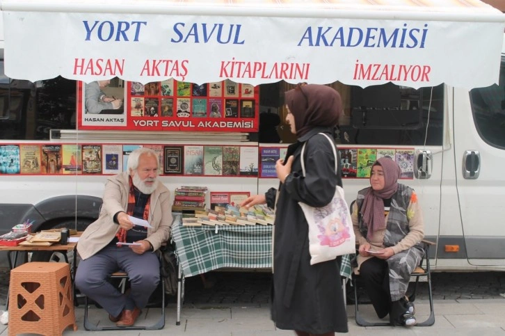 5 tır dolusu kitabı bulunan öğretim üyesinin kitapları evine sığmadı sokağa taştı