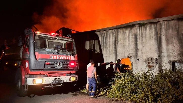 Adana'da ahşap imalathanesinde yangın!