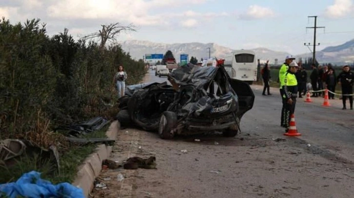 Adana'da otomobille işçi servisi çarpıştı: 2 ölü, 14 yaralı