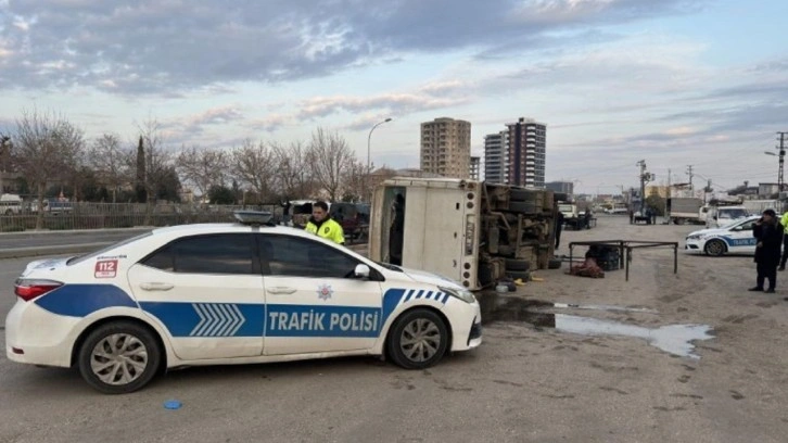 Adana'da tarım işçilerini taşıyan midibüsün devrilmesi sonucu 15 kişi yaralandı