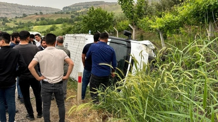 Adıyaman'da minibüs devrildi: 14 yaralı