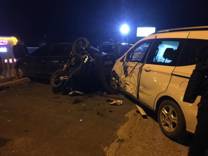 Adıyaman’da otomobil ile motosiklet çarpıştı: 1’i ağır 2 yaralı