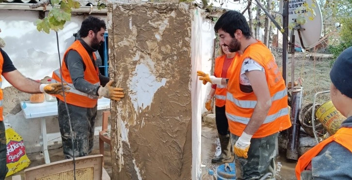 AFAD gönüllüleri selden etkilenen bölgelerde yaraları sarıyor