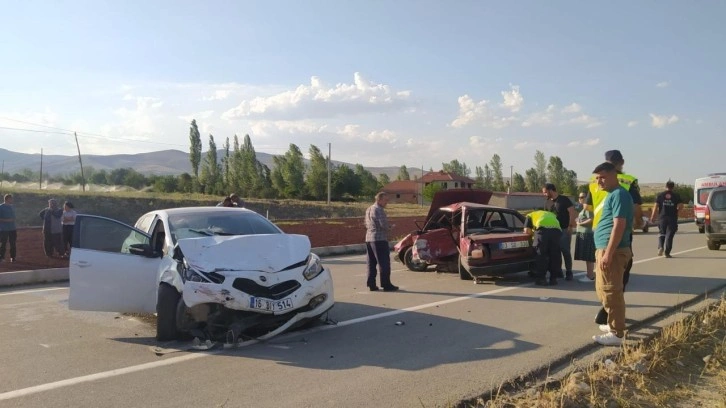 Afyonkarahisar'da feci kaza: 1 ölü, 7 yaralı