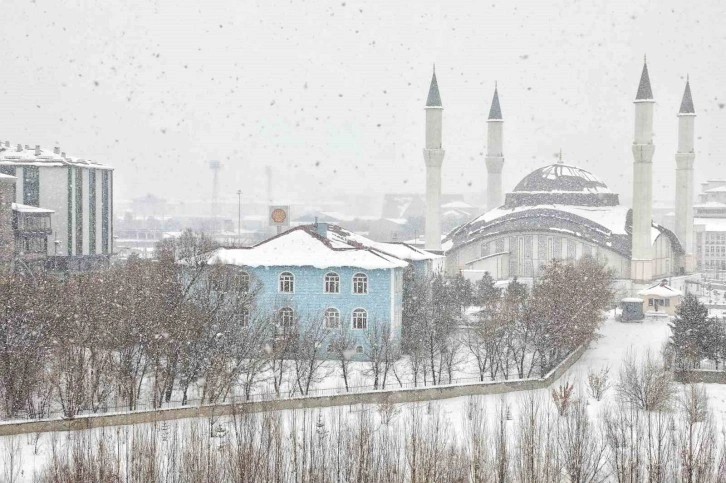 Ağrı’da kar yağışı eğitime engel oldu