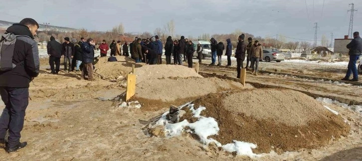 Ağrı’da yol açmaya giden iş makinasının devrilmesi sonucu hayatını kaybeden 4 kişi toprağa verildi