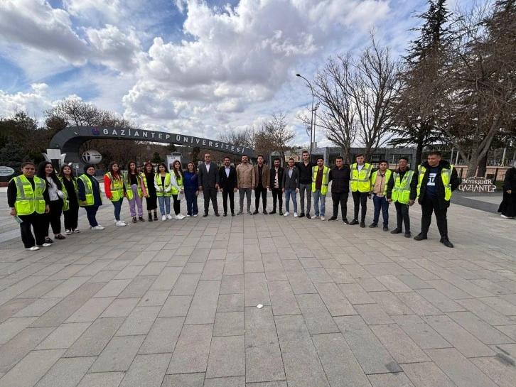 AK PARTİ ŞAHİNBEY GENÇLİK KOLLARI’NDAN KADINLARA KARANFİL 