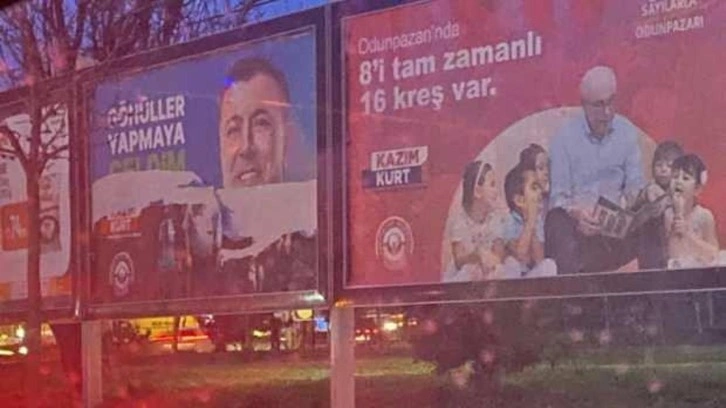 AK Partili adayın pankartlarına çirkin saldırı! Yırtıp atmışlar