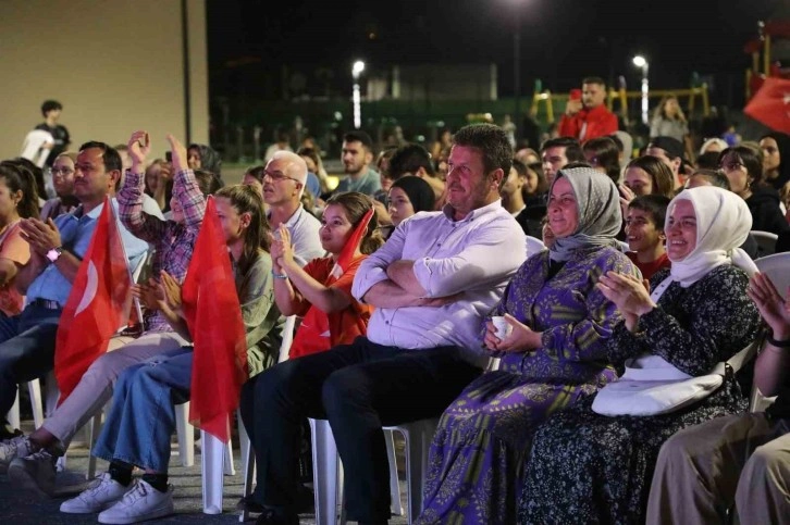 Akyazılılar şampiyonluğu dev ekranda izledi