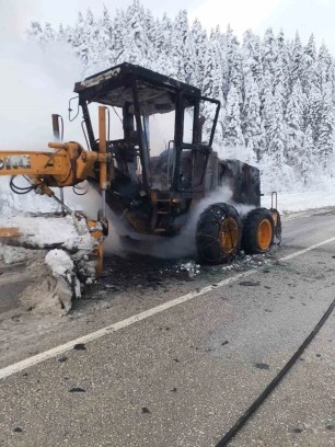 Alevlere teslim olan greyder kullanılmaz hale geldi