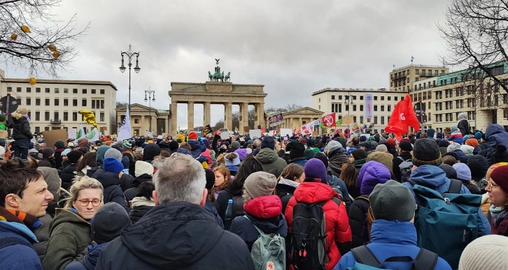 Almanya’da aşırı sağcı AfD Partisi ve ırkçılık karşıtı protesto