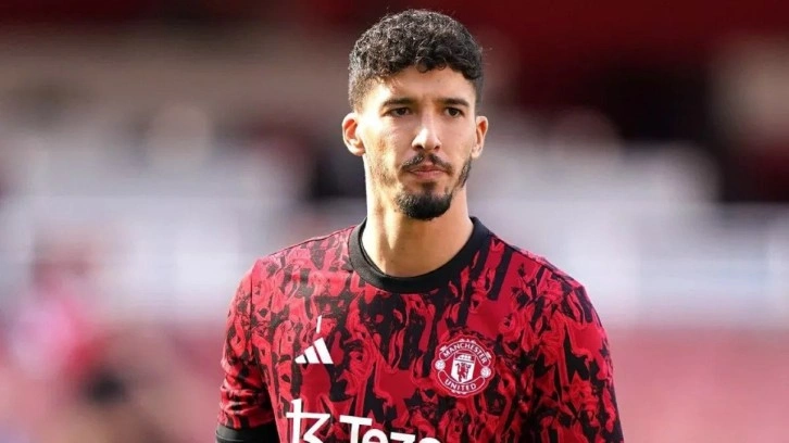 Altay Bayındır büyük gurur yaşattı. Old Trafford'a Türk bayrağı asıldı