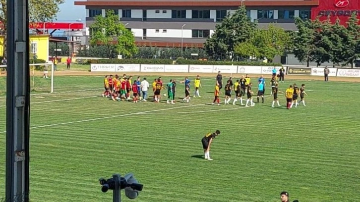 Amatör maçta kavga çıktı! Futbolcular maçı terk etti