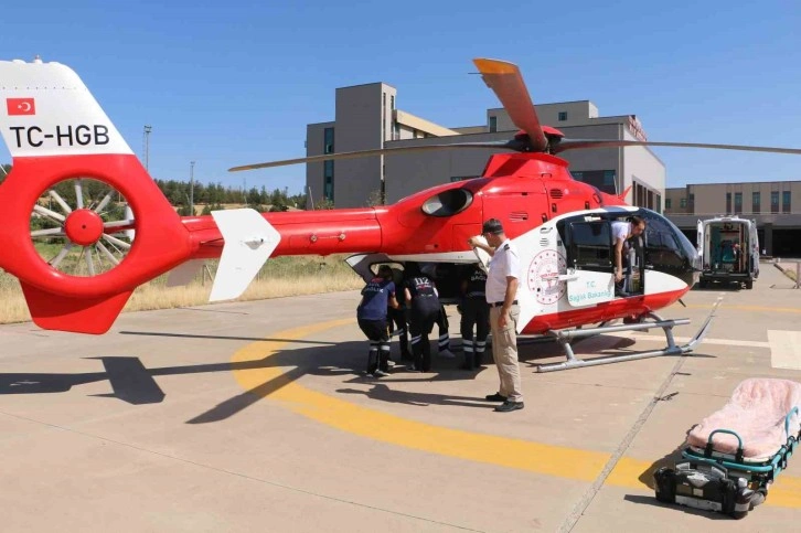 Ambulans helikopter, Lice’de kalp krizi geçiren 93 yaşındaki hasta için havalandı