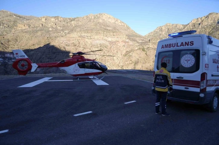 Ambulans helikopter minik Erva Asel için havalandı