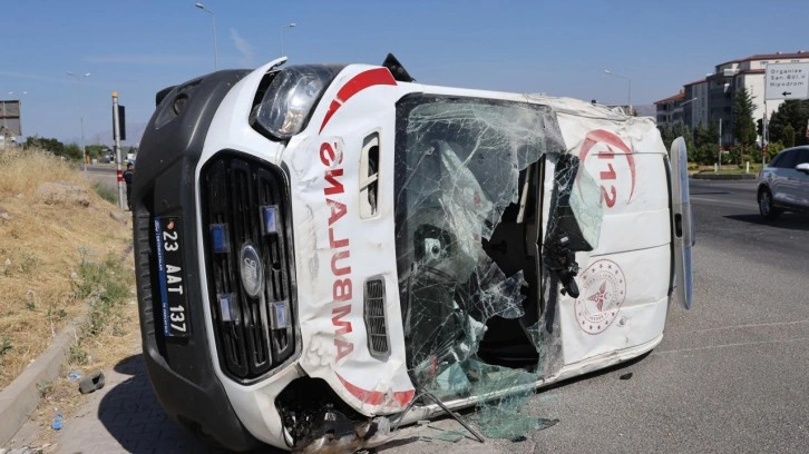 Ambulans takla attı! Yaralılar var