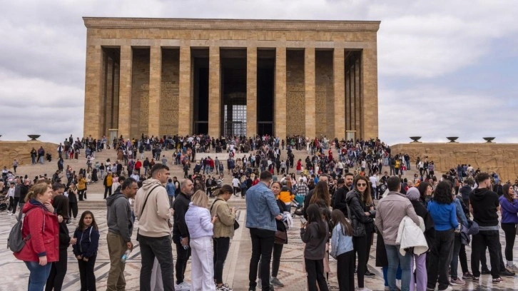 Anıtkabir'de bayram tatilinde ziyaretçi yoğunluğu