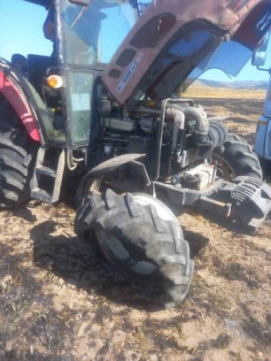 Anız yangının da traktör ve balya makinesi zarar gördü