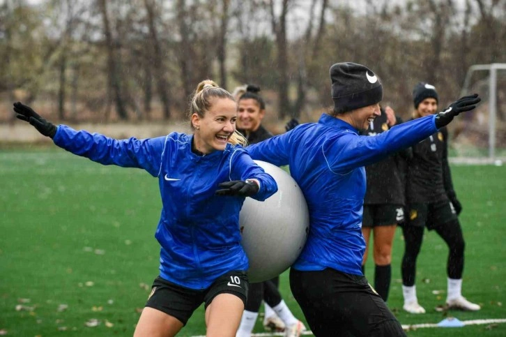 Ankara Büyükşehir Belediyesi FOMGET Spor Kulübü’nde futbolculardan taraftarlara çağrı