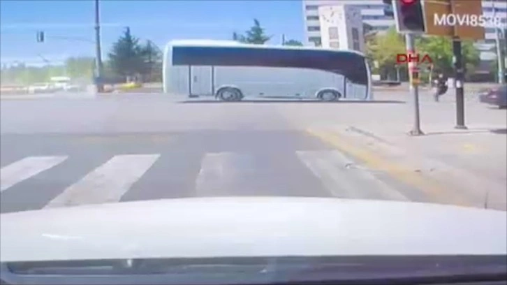 Ankara'da korkunç kaza kamerada: Servis midibüsünün çarptığı scooter sürücüsü ağır yaralandı