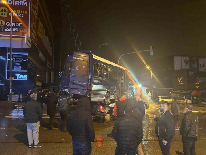 Ankara’da otomobilin çarptığı dolmuş devrildi: 11 yaralı