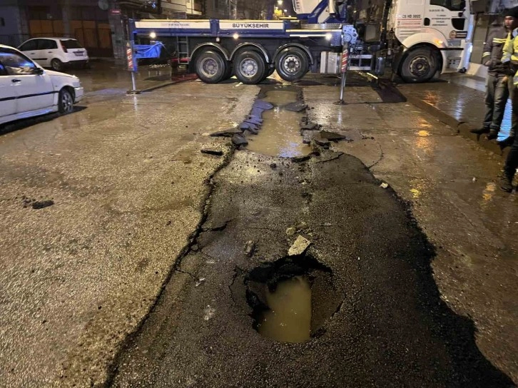 Ankara’da yağmur nedeniyle yol çöktü, çöp kamyonu askıda kaldı