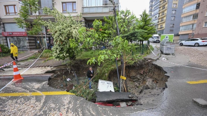 Ankara'da yol çöktü!