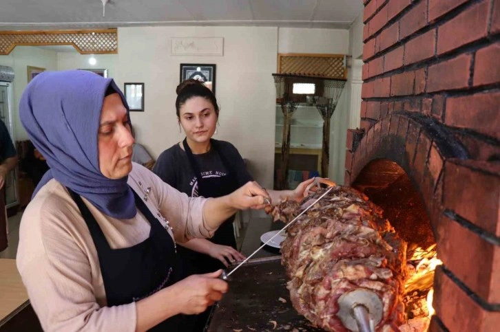 Anne kız cağ kebabı yapıyor