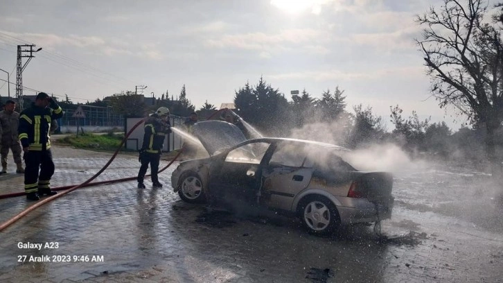 Antakya Karlısu Mahallesi’nde araç yangını kontrol altına alındı