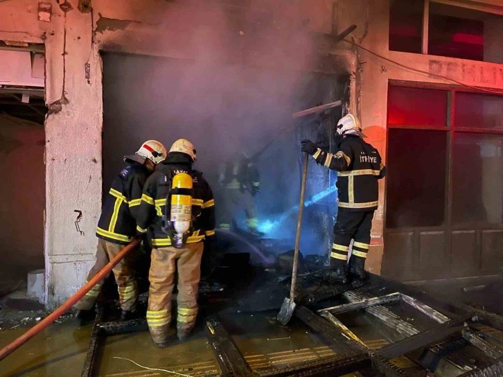 Antakya’da alev alev yanan iş yeri kullanılmaz hale geldi