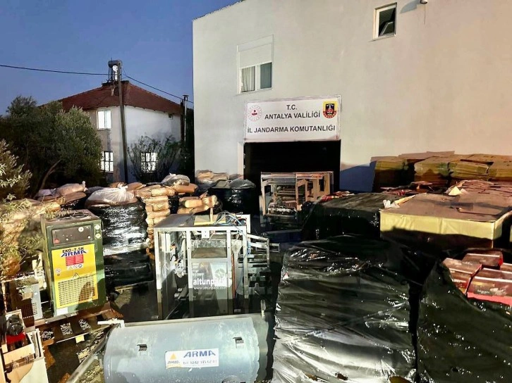 Antalya’da piyasaya sürülmeye çalışılan 12 ton kaçak kahve ele geçirildi