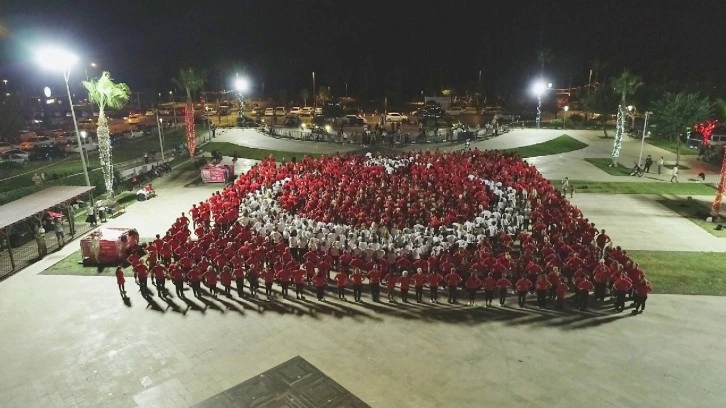 Antalya’da saat 19.23’te 1923 kişi zeybek oynayarak Ata’yı selamladı