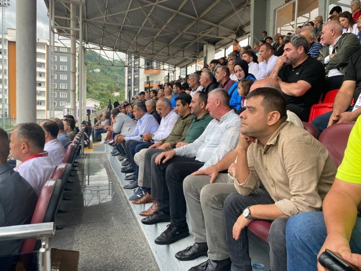 Artvin Hopa Spor Kulübü ilk maçın gelirini SMA hastası Deniz Günay için bağışladı