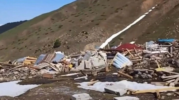 Artvin'de kar eriyince yayladaki evlerin yıkıldığı ortaya çıktı