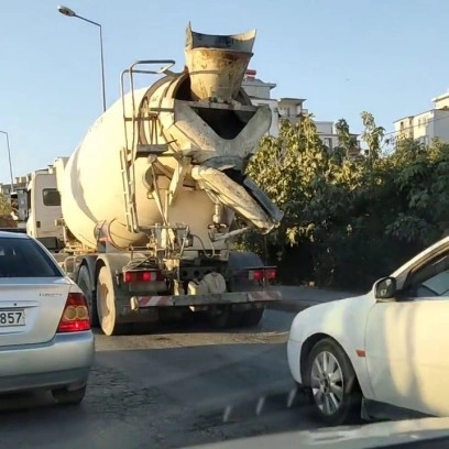 Asfalt yola çimento döken sürücü tepkilere neden oldu