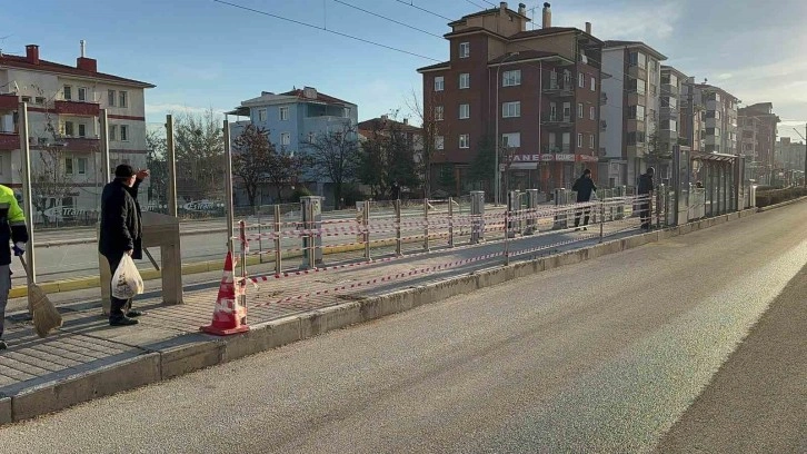 Aşırı hız yapan sürücü tramvay durağına daldı