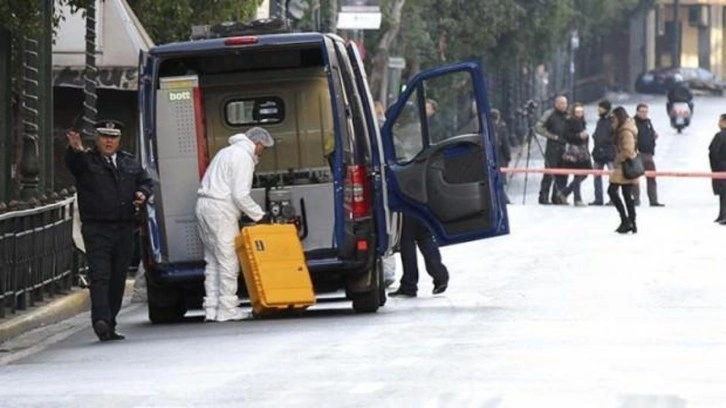 Atina'da bakanlık önünde bomba patladı