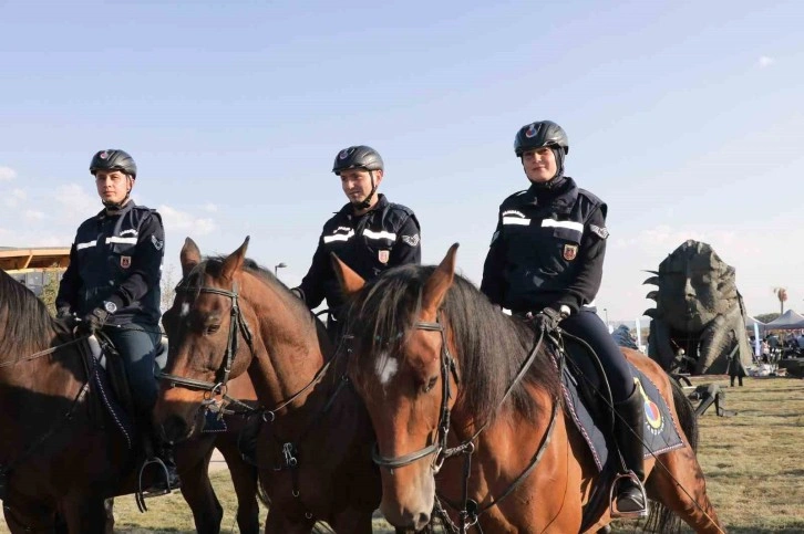 Atlı jandarma timine büyük ilgi