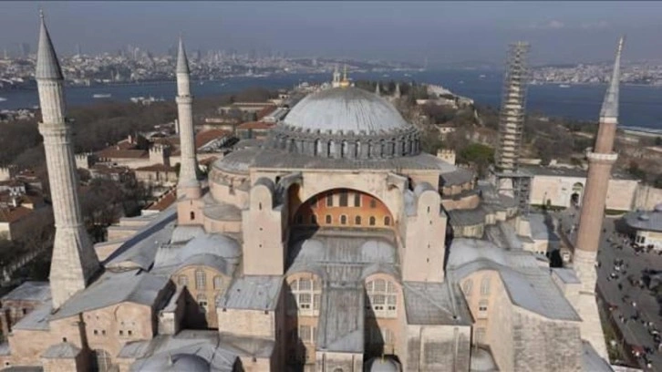 Ayasofya-i Kebir Cami-i Şerifi'ne "La ilahe illallah" mahyası asıldı