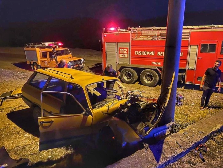 Aydınlatma direğine çarpan otomobil hurdaya döndü: 1 yaralı