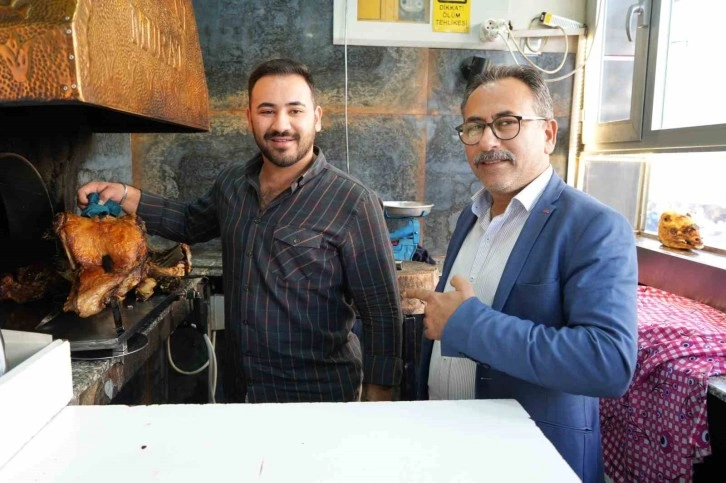 Baba oğul Denizli’nin tescilli kebabını tanıtmak için el ele verdi