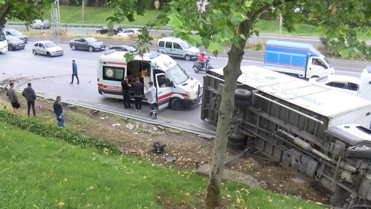 Bağcılar'da kamyonet işçi servisine çarptı: 5 yaralı