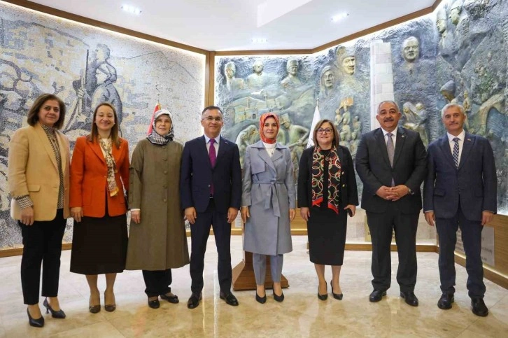 Bakan Göktaş, Gaziantep Valisi Kemal Çeber ile bir araya geldi