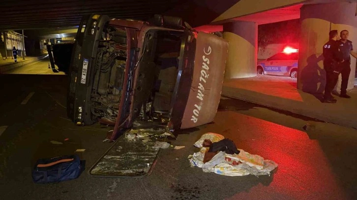 Bakırköy’de üst geçide çarpan tır devrildi