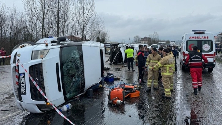 Bartın'da feci kaza! 28 kişiyi taşıyan işçi servisi tepetaklak oldu. Ölü ve yaralılar var