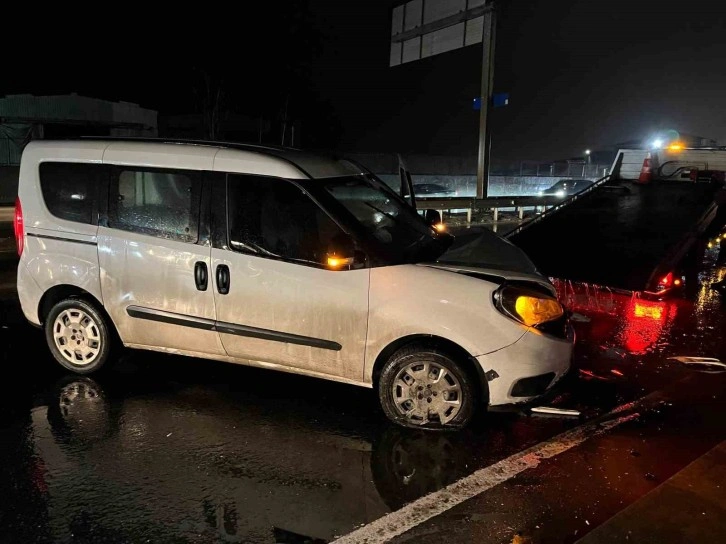 Başakşehir’de 3 aracın karıştığı zincirleme trafik kazası: 1’i ağır 3 yaralı